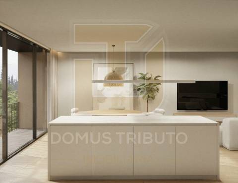 Moradia V3, 2 frentes, com 3 suítes, garagem fechada para 2 carros, varandas, terraços e jardim.