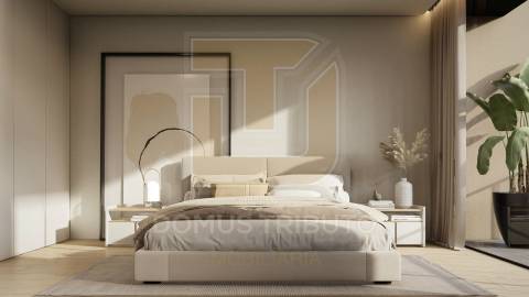 Moradia V3, 2 frentes, com 3 suítes, garagem fechada para 2 carros, varandas, terraços e jardim.