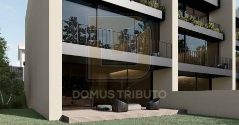 Moradia V3, 2 frentes, com 3 suítes, garagem fechada para 2 carros, varandas, terraços e jardim.