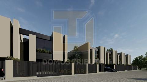 Moradia V3, 2 frentes, com 3 suítes, garagem fechada para 2 carros, varandas, terraços e jardim.