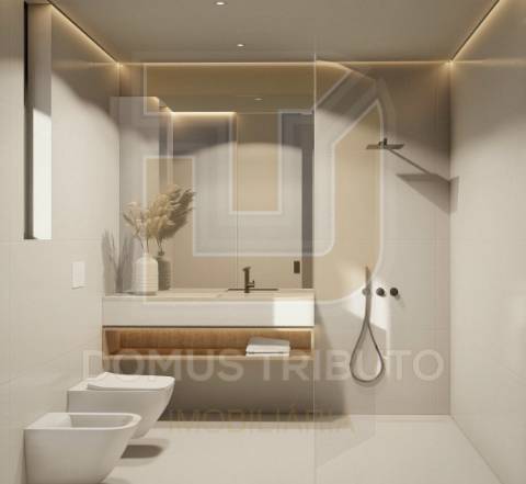 Moradia V3, 2 frentes, com 3 suítes, garagem fechada para 2 carros, varandas, terraços e jardim.