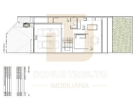 Moradia V3, 2 frentes, com 3 suítes, garagem fechada para 2 carros, varandas, terraços e jardim.