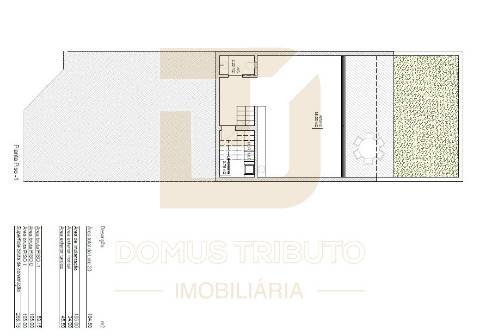 Moradia V3, 2 frentes, com 3 suítes, garagem fechada para 2 carros, varandas, terraços e jardim.