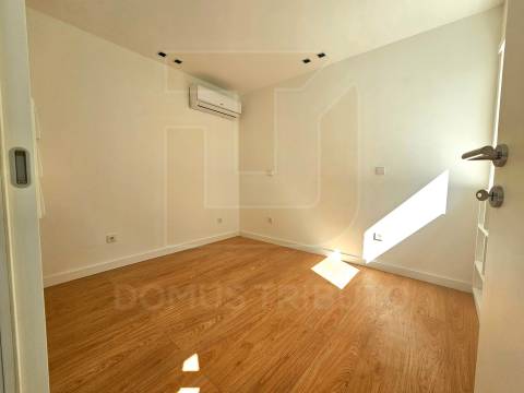 Estúdio T0+1 Totalmente Equipado na Rua de Santa Catarina – Exclusivo Domus Tributo