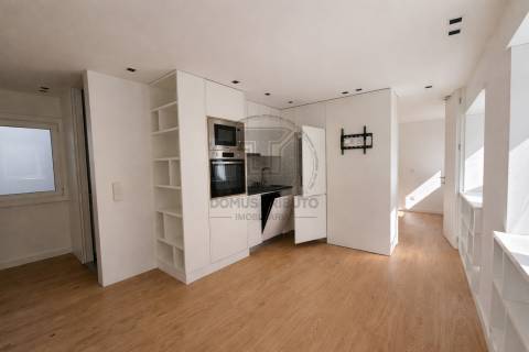 Estúdio T0+1 Totalmente Equipado na Rua de Santa Catarina – Exclusivo Domus Tributo