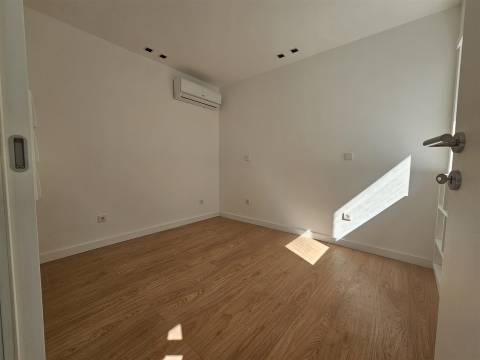 Estúdio T0+1 Totalmente Equipado na Rua de Santa Catarina – Exclusivo Domus Tributo