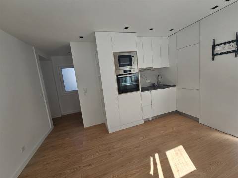 Estúdio T0+1 Totalmente Equipado na Rua de Santa Catarina – Exclusivo Domus Tributo