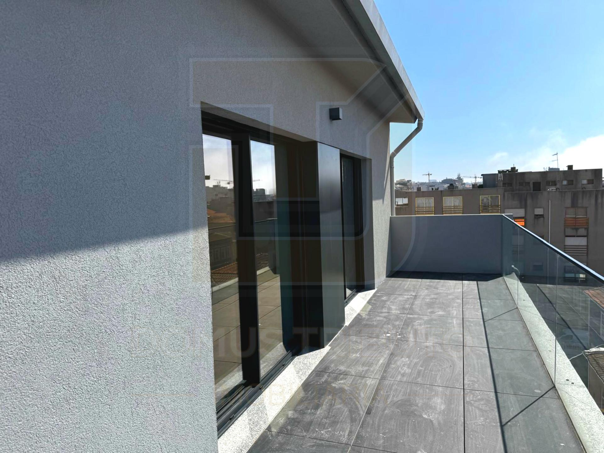 Apartamento T0+1 Recuado, Novo, com Terraço e Vista Mar – Brito Capelo, Matosinhos