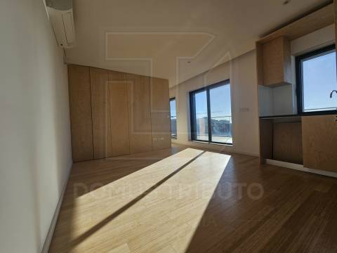 Apartamento T0+1 Recuado, Novo, com Terraço e Vista Mar – Brito Capelo, Matosinhos