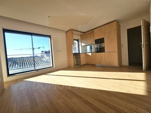 Apartamento T0+1 Recuado, Novo, com Terraço e Vista Mar – Brito Capelo, Matosinhos