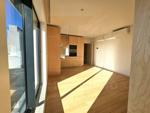 Apartamento T0+1 Recuado, Novo, com Terraço e Vista Mar – Brito Capelo, Matosinhos