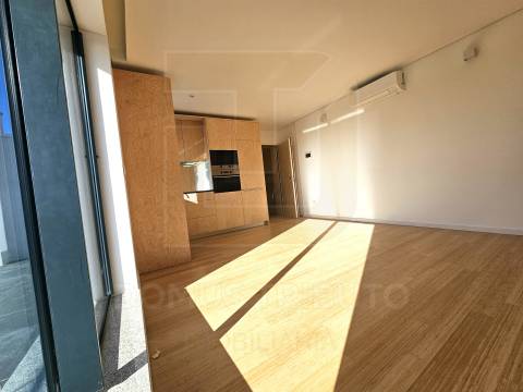 Apartamento T0+1 Recuado, Novo, com Terraço e Vista Mar – Brito Capelo, Matosinhos