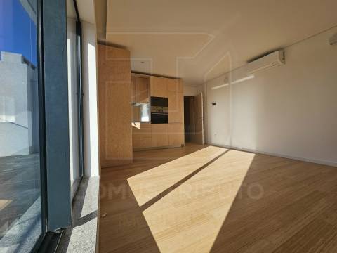 Apartamento T0+1 Recuado, Novo, com Terraço e Vista Mar – Brito Capelo, Matosinhos