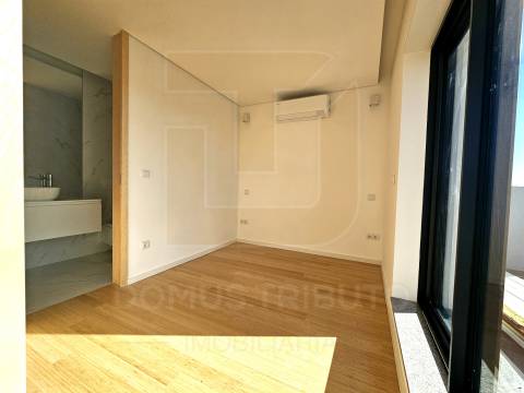 Apartamento T0+1 Recuado, Novo, com Terraço e Vista Mar – Brito Capelo, Matosinhos