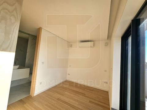 Apartamento T0+1 Recuado, Novo, com Terraço e Vista Mar – Brito Capelo, Matosinhos