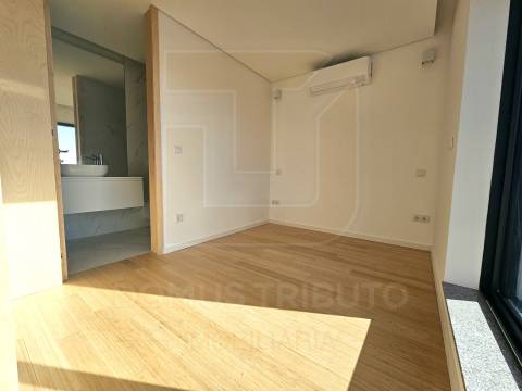 Apartamento T0+1 Recuado, Novo, com Terraço e Vista Mar – Brito Capelo, Matosinhos