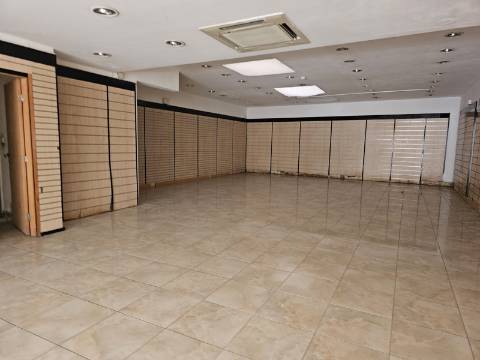 Loja para Arrendamento no Centro Histórico de Matosinhos – Rua Brito Capelo