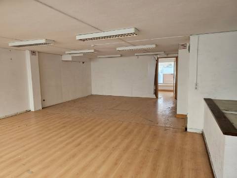 Loja para Arrendamento no Centro Histórico de Matosinhos – Rua Brito Capelo