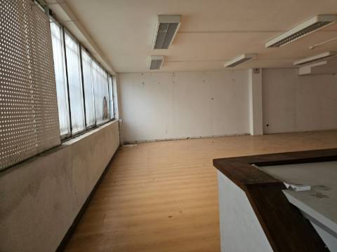 Loja para Arrendamento no Centro Histórico de Matosinhos – Rua Brito Capelo