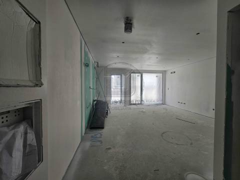 Apartamento T1+1 com Varanda e Lugar de Garagem, Águas Santas, Maia