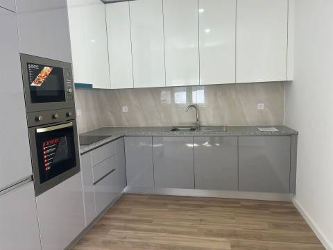 Moradia V1 Totalmente Reabilitada em Rio Tinto