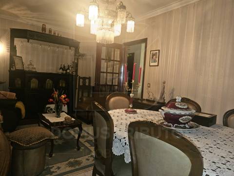 Moradia Bifamiliar em Propriedade Total | Custoias, Matosinhos