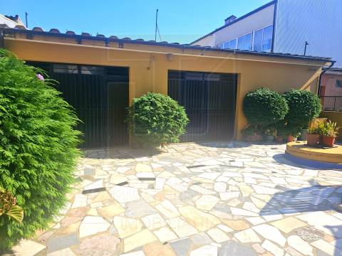 Moradia Bifamiliar em Propriedade Total | Custoias, Matosinhos