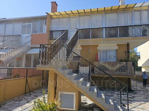 Moradia Bifamiliar em Propriedade Total | Custoias, Matosinhos