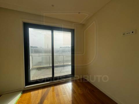 Apartamento T1 com Terraço, Garagem Box e Arrumos – Senhora da Hora