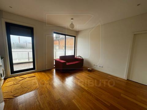 Apartamento T1 com Terraço, Garagem Box e Arrumos – Senhora da Hora