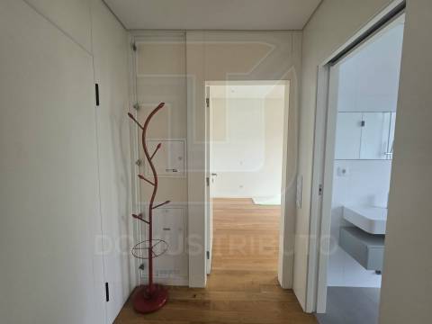 Apartamento T1 com Terraço, Garagem Box e Arrumos – Senhora da Hora