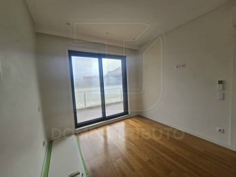 Apartamento T1 com Terraço, Garagem Box e Arrumos – Senhora da Hora