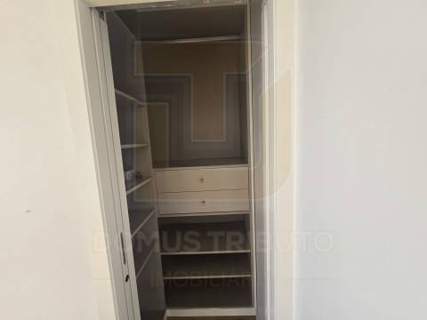 Apartamento T1 com Terraço, Garagem Box e Arrumos – Senhora da Hora