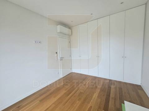 Apartamento T1 com Terraço, Garagem Box e Arrumos – Senhora da Hora