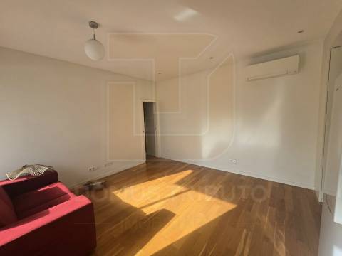 Apartamento T1 com Terraço, Garagem Box e Arrumos – Senhora da Hora