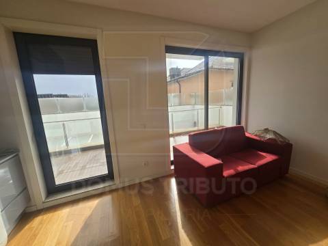 Apartamento T1 com Terraço, Garagem Box e Arrumos – Senhora da Hora