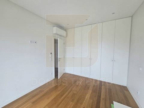 Apartamento T1 com Terraço, Garagem Box e Arrumos – Senhora da Hora