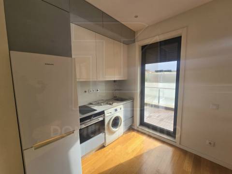 Apartamento T1 com Terraço, Garagem Box e Arrumos – Senhora da Hora