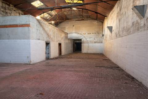 Armazém com potencial habitacional – Milheirós, Maia