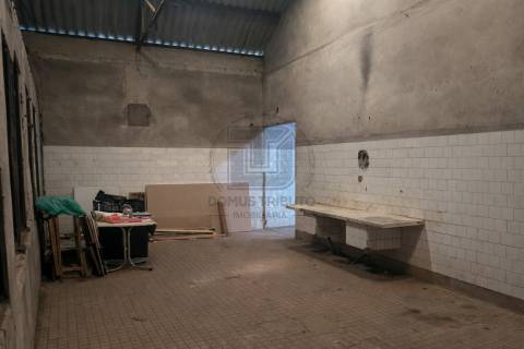 Armazém com potencial habitacional – Milheirós, Maia