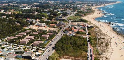 Moradia T4 em condomínio fechado com piscina – Praia da Madalena