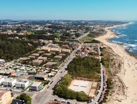 Moradia T4 em condomínio fechado com piscina – Praia da Madalena