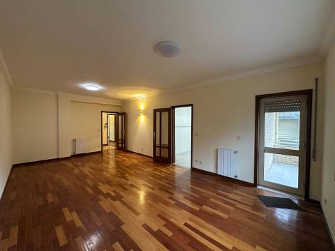 Apartamento T2+1 Arrendamento em Nogueira e Silva Escura,Maia