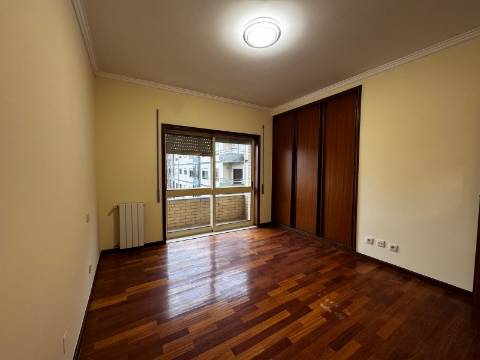 Apartamento T2+1 Arrendamento em Nogueira e Silva Escura,Maia