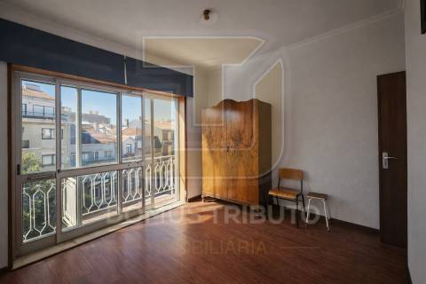 Apartamento T1 com Varanda | Excelente Exposição Solar | Localização Privilegiada