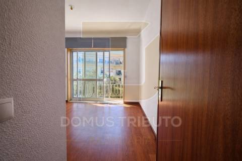 Apartamento T1 com Varanda | Excelente Exposição Solar | Localização Privilegiada