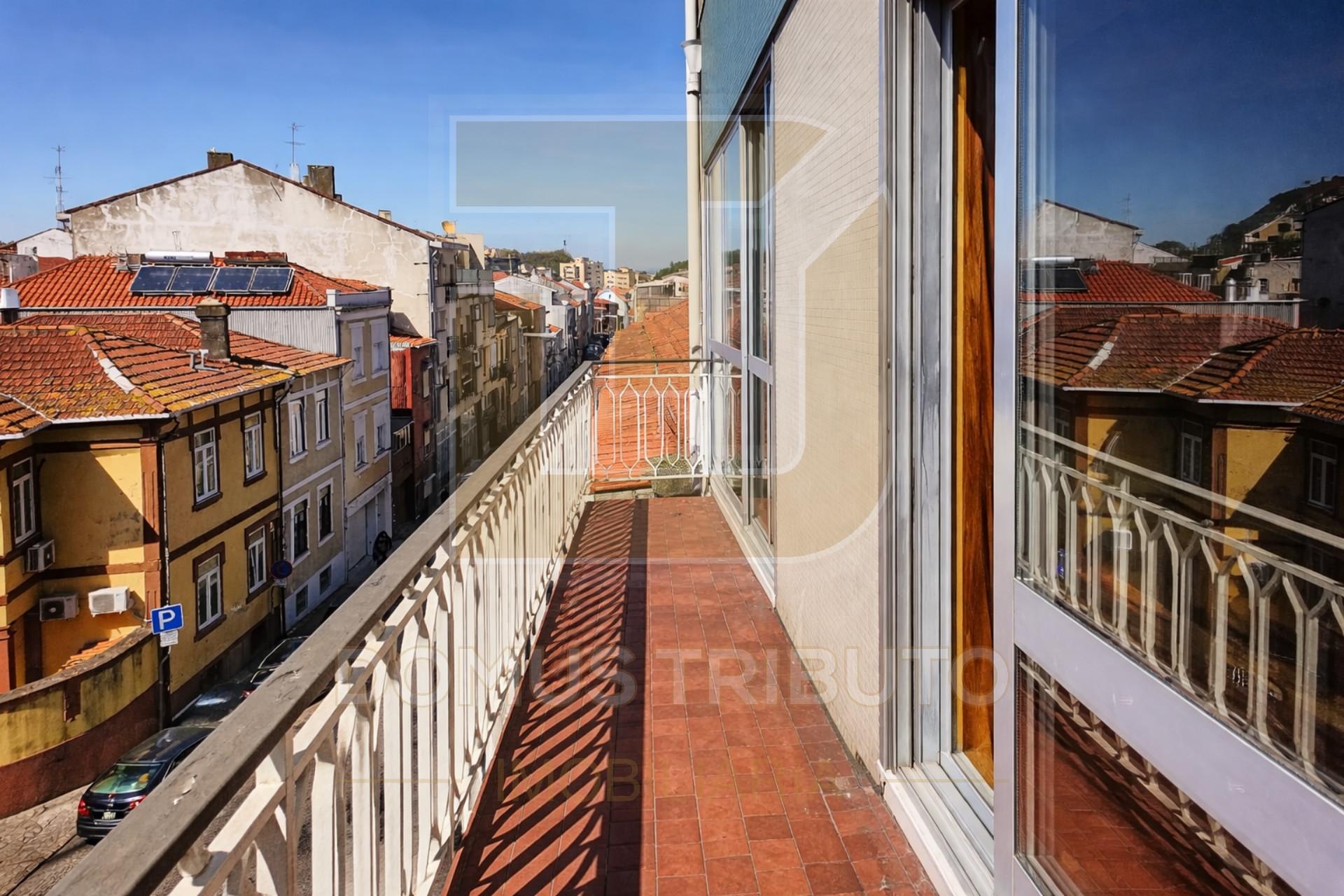 Apartamento T1 com Varanda | Excelente Exposição Solar | Localização Privilegiada