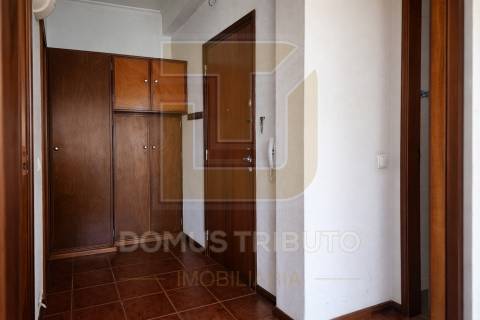 Apartamento T1 com Varanda | Excelente Exposição Solar | Localização Privilegiada