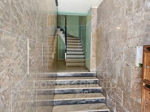 Apartamento T1 com Varanda | Excelente Exposição Solar | Localização Privilegiada