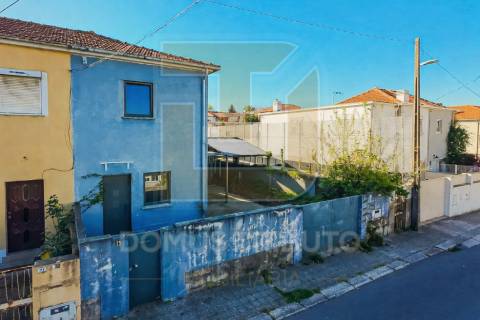 Moradia para remodelar, junto à Av. Fernão Magalhães, Porto